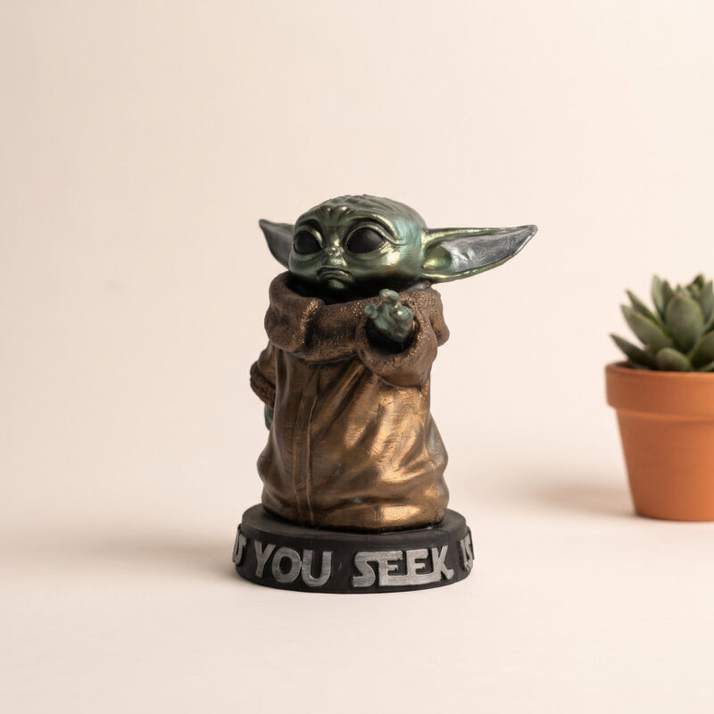 Grogu-Baby-Yoda-Hero El yapımı yeşil yüzlü figür, zümrüt tonlarıyla yakın çekimde.