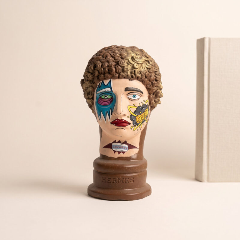 Pop art hermes büstü, atölye zemininde çok renkli yüzeyiyle
