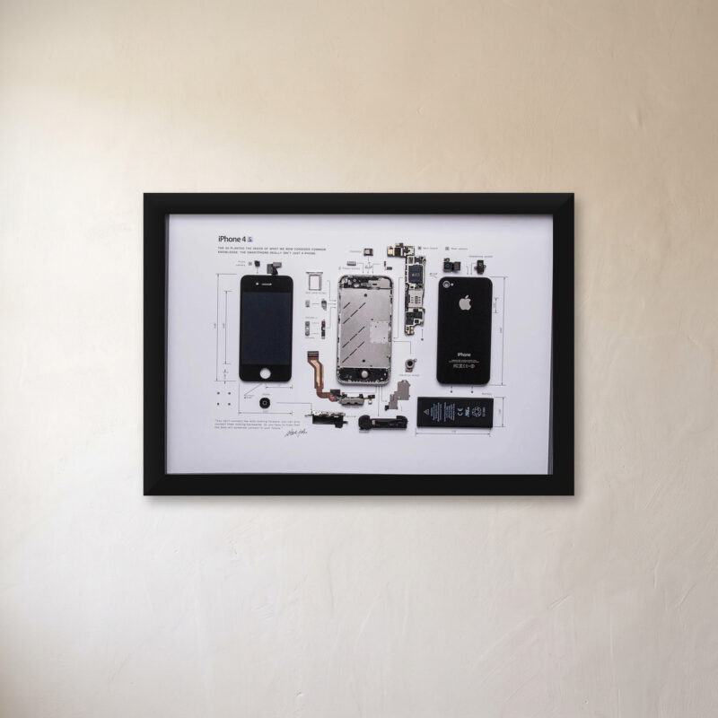 iPhone 4s tablo, karbon siyahı parçalarla çalışma duvarında