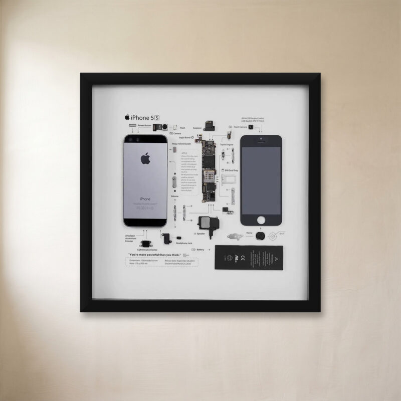 iPhone 5s tablo çalışma odası duvarında asılı