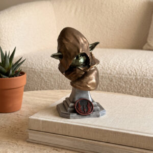 Metalik altın el yapımı yoda büstü çalışma masası köşesinde