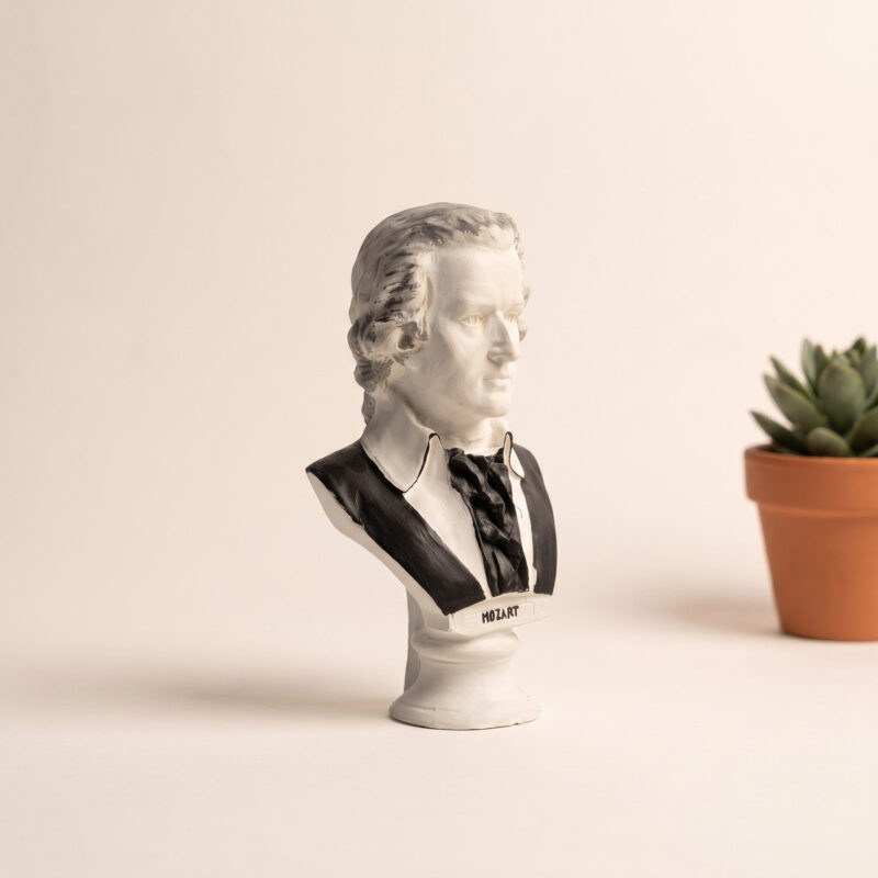 Mozart büstü, mat füme yüzey, duvar nişinde yakın çekim