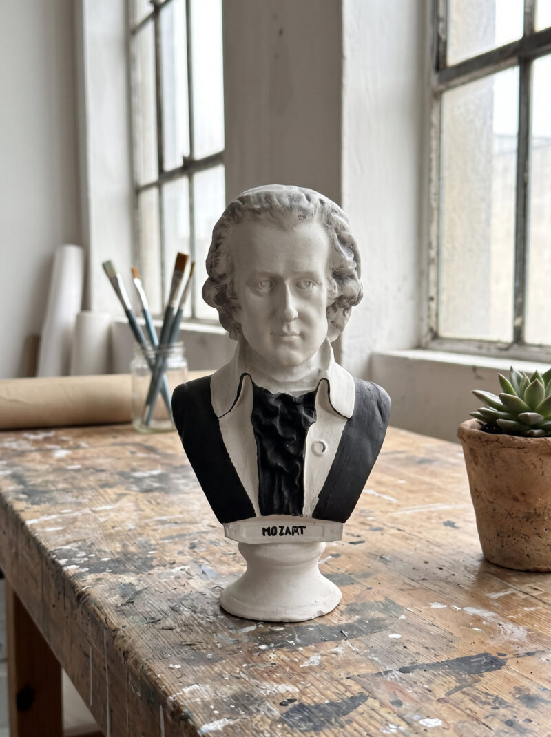Mozart büstü, el yapımı alçı, siyah füme, çalışma masasında