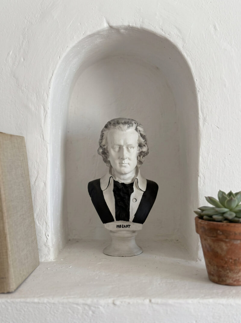 Mozart büstü, 25x12 cm alçı figür, kitaplık rafında