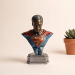 El yapımı Superman büstü atölye ortamında, fiberglas yüzey dokusu