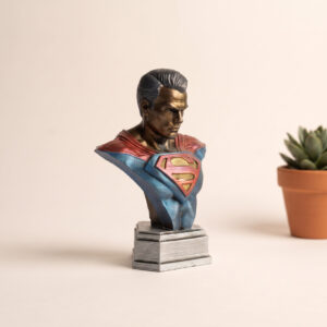 Kahve masasında el yapımı Superman büstü, fincanların yanında