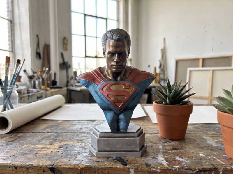 El yapımı Superman büstü atölye ortamında, fiberglas yüzey dokusu
