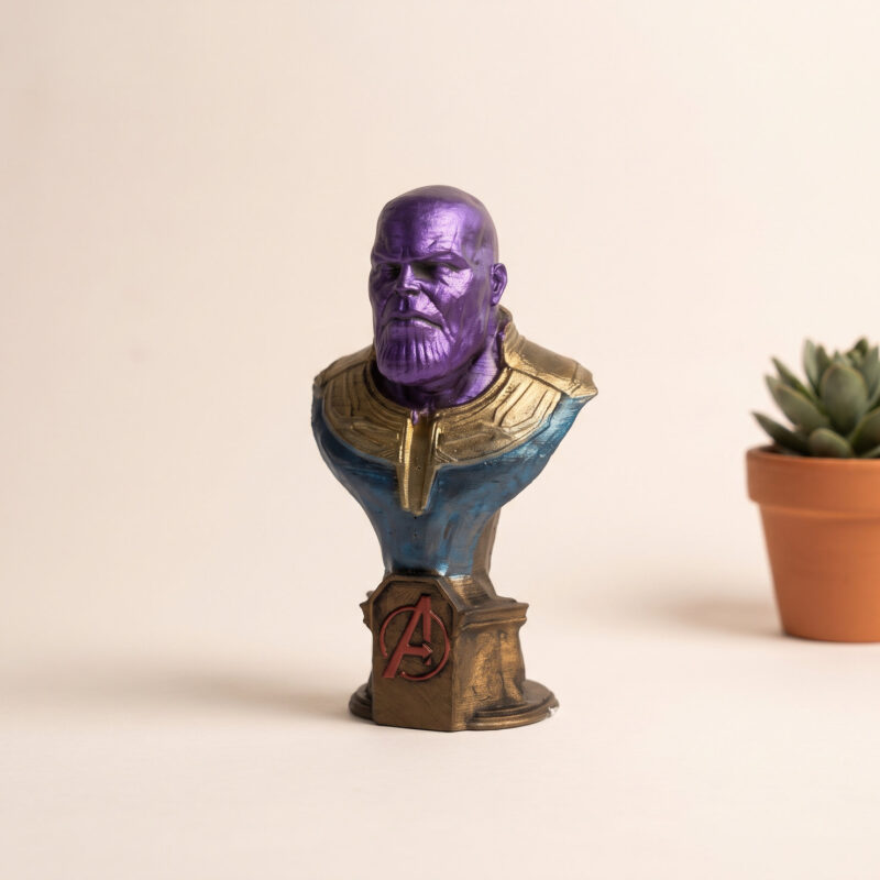 El yapımı Thanos büstü, çok renkli fiberglass yüzeyiyle önden görünüm